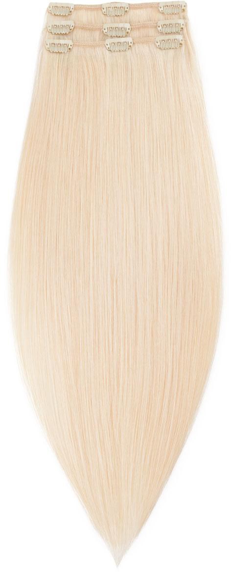 En lång blond hårförlängning med klämmor upptill för att fästa i naturligt hår.