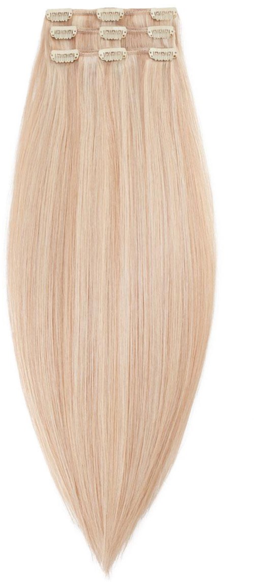 En clip-in blonder hårförlängning med klämmor upptill för att fästa i naturligt hår.