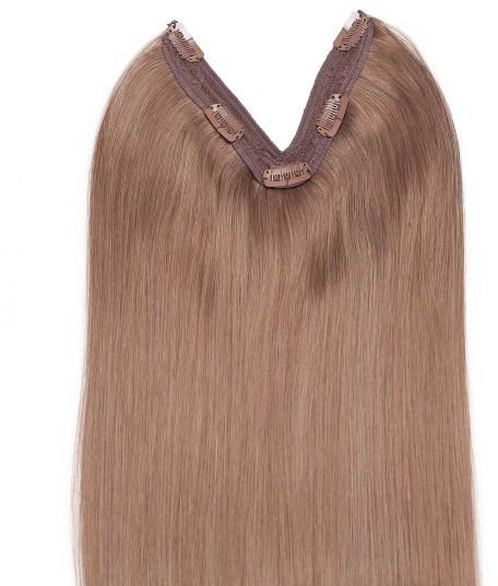 En klips-in hårforlengelse i lys blond farge med clips for enkel bruk.