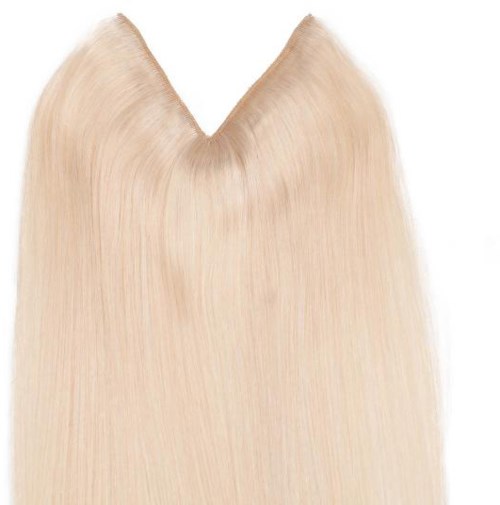 Blond hårforlengelse eller parykk, glatt og skinnende, arrangert i en V-formet del. Flytende eller kremet produkt på rotområdet.