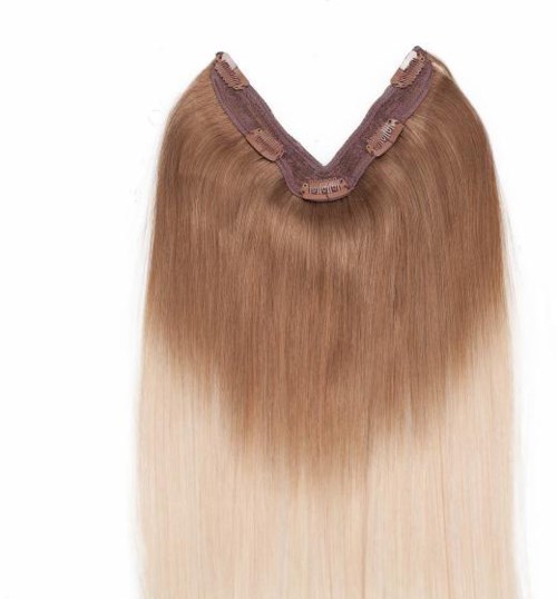 Et hårforlengelse med brunt til blond gradient, festet øverst med klemmer.