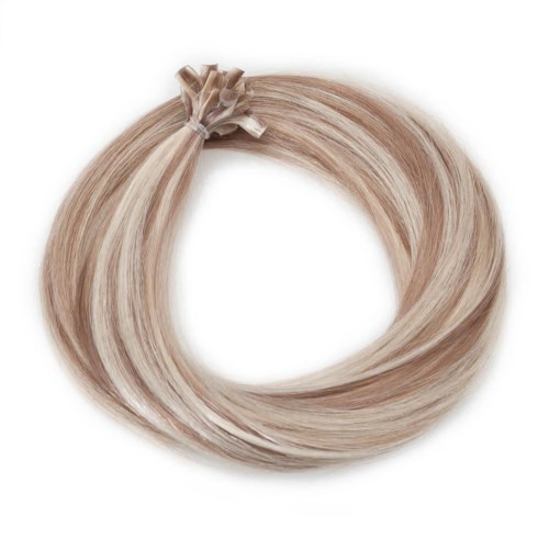 En blond hårforlengelse bundet med et lite bånd, formet som en sirkel.
