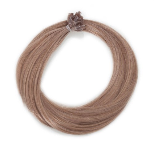En ögla av blond hår knuten med ett genomskinligt elastiskt band, isolerad på en vit bakgrund.