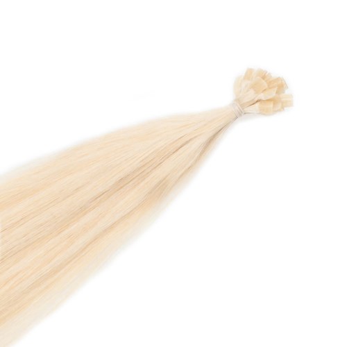 Blondhårsförlängning med bunt och knutet topp, brett ut på vit bakgrund.