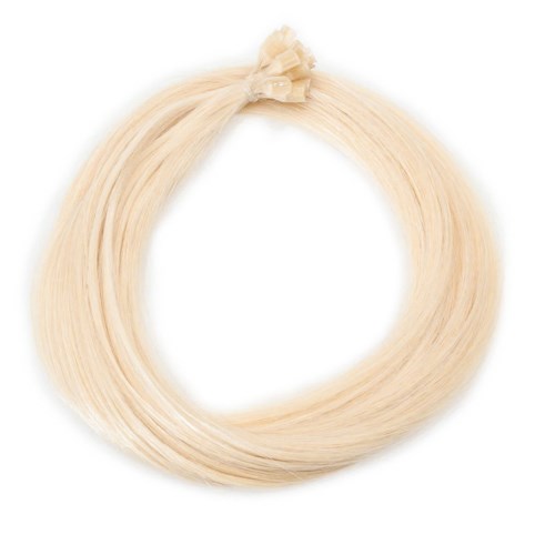 En ring av blont hår som är knutet med ett litet, fint band.