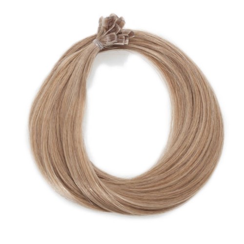 Blont hår knutet med ett ljust hårband, bildar en snygg loop.