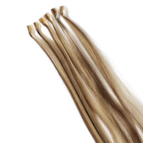 Blond hårförlängningar samlade i en bunt med rakt mönster.
