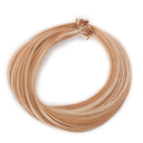 En blond hårförlängning eller peruk som är lockad till en cirkel med en liten klämma ovanpå.
