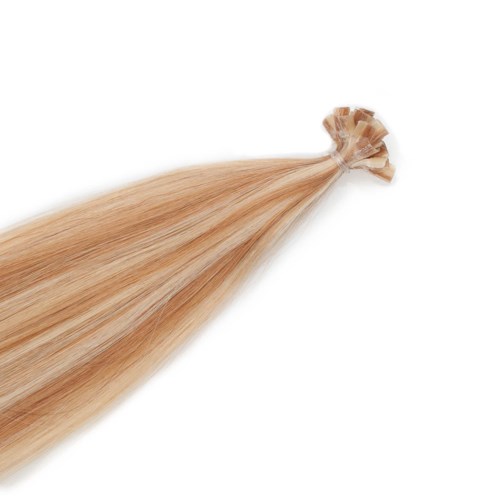 En bunt ljushåriga extensions eller strån ihopknutna i toppen med ett litet band.