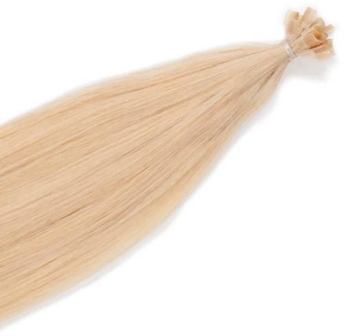Blond hårforlengelse bundet med en liten band, glatt og rett. Det virker blankt og mykt.