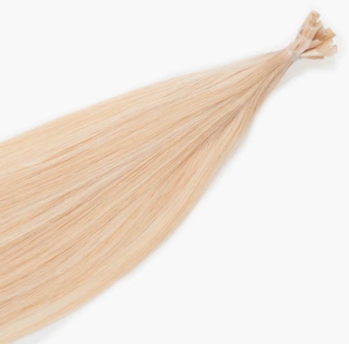 En bunt med blond hårforlengelser eller parykketråder, pent samlet øverst og flytende nedover.