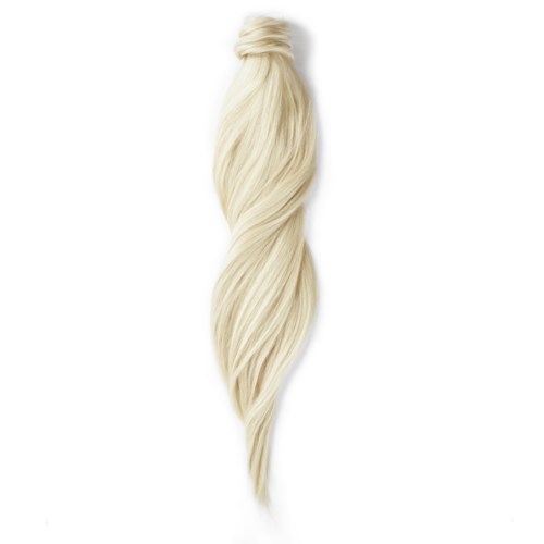 En lång, blond hårförlängning är visad, virad upptill och flyter nedåt.