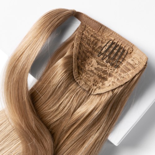 Een blond haarstuk met een kanten klep en kleine haarklemmen.