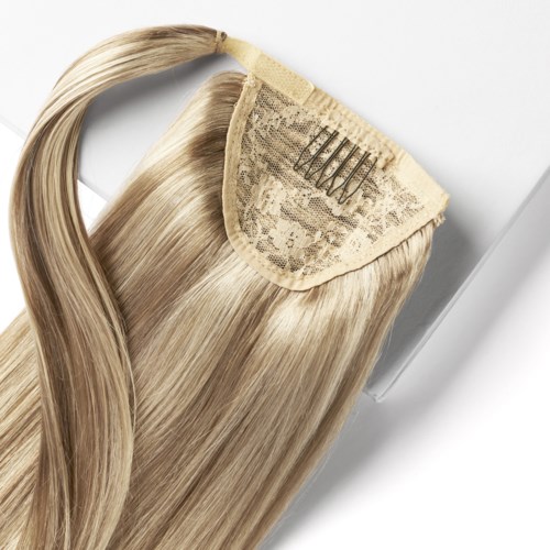 En blonder hårförlängning med lace-underlag och clips för att fästa.