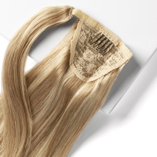 En blond hårförlängning med klämmor, spets upptill och metallklämmor. Förlängningen är slät och glansig.
