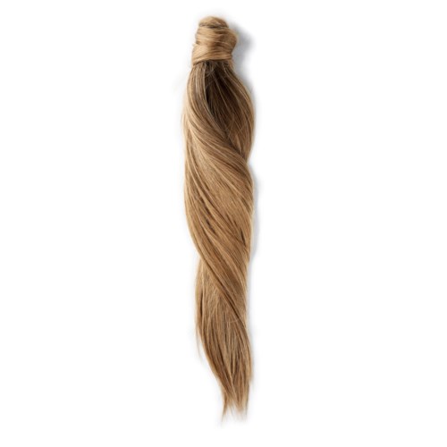 En lång, blond hårförlängning, styltad i en lös, vriden stil, hängande nedåt.