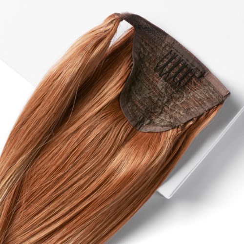 Et hårforlengelse med en mørk lace-closure, lysebrunt, rett og glatt hår på en hvit bakgrunn.