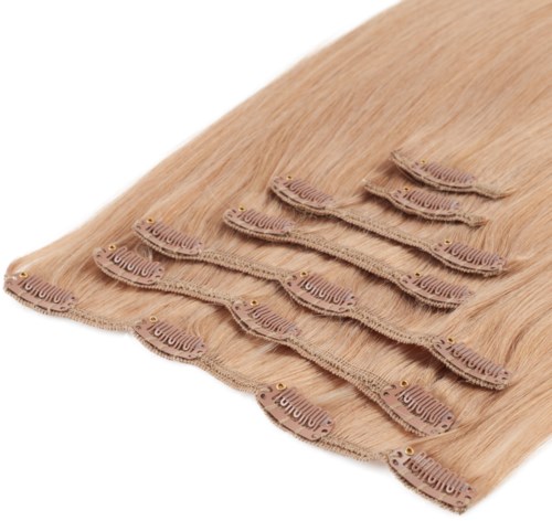 En bunt ljusblonda hårförlängningar med klämmor för att fästa i naturligt hår.