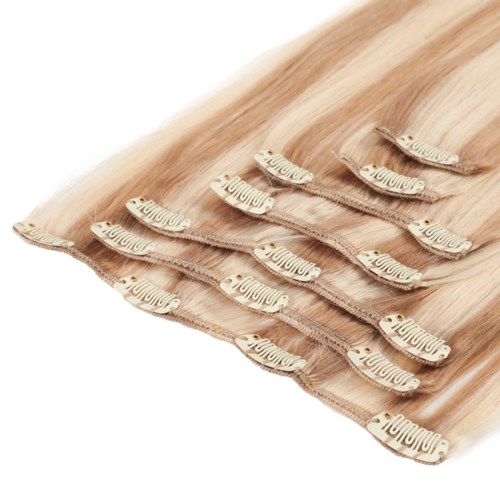 Flera beige självhäftande band med text, överlappar varandra på ett ljusfärgat tyg.