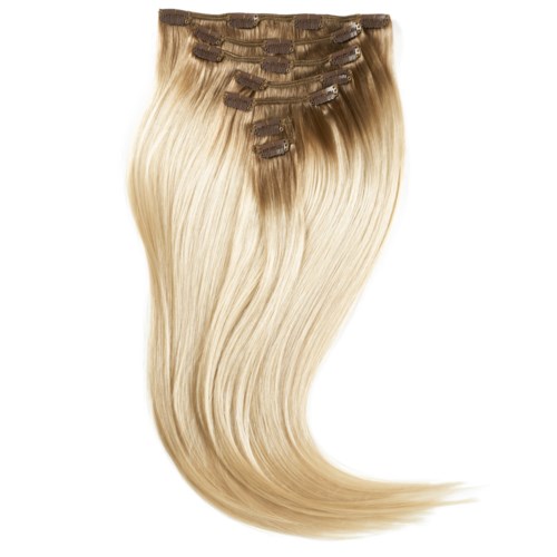 Blond hårförlängningar med klämmor, arrangerade i en kurva, ser släta och glänsande ut.