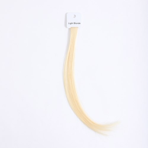 En pinne med ljusblonda hårförlängningar märkta 'Light Blonde'.