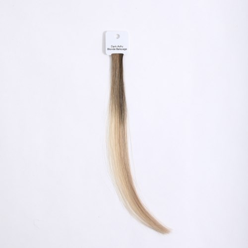 Blond extensions på vit bakgrund, märkt Dark Ash Blonde Balayage.