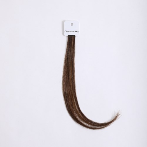 En lång, brunt hår effekt som heter 'Chocolate Mix' hänger mot en vit bakgrund.