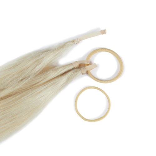 Hellblondes Haarverlängerung mit zwei runden Gummibändern und einer Haken zum Befestigen.