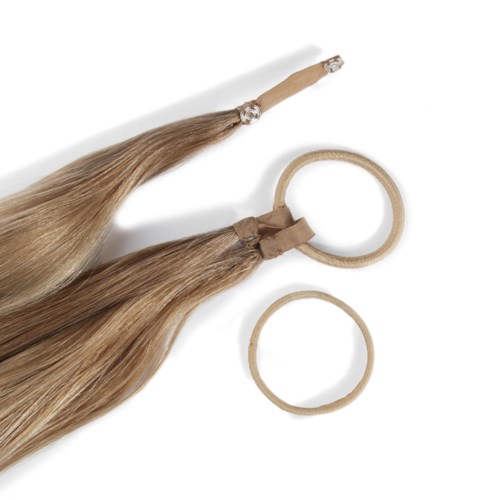 Zwei braune Haarverlängerungen mit Bändern, ein Haargummi und ein Elastikband, alle auf weißem Hintergrund.