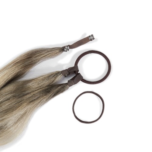 Zwei blonde Haarverlängerungen und zwei dunkelbraune Haargummis auf weißem Hintergrund.