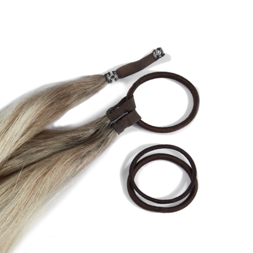 Zwei blonde Haarverlängerungen mit Clips und zwei dunkle Haarbänder auf weißem Hintergrund.