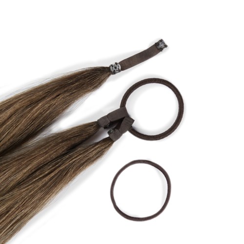 Haarstuk met een bruine haarband en een kleine haarelastiek. Het haar is recht en zijdeachtig.