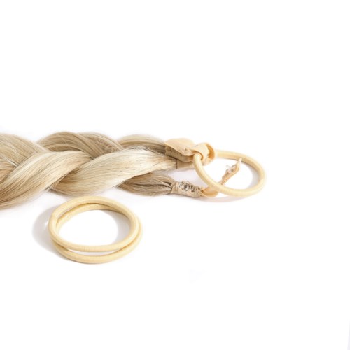 En beige gummiband och ett flätat blont hårextension på en vit bakgrund.