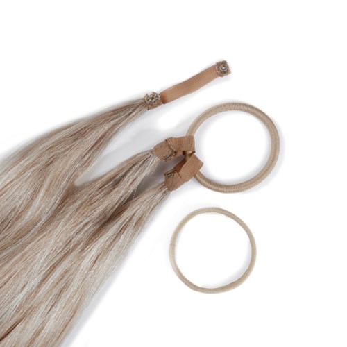 Ein Haarverlängerungssatz mit einem blonden Pony, einem Ring und einem kleineren Haarband.