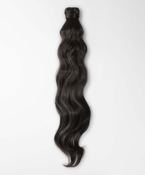 Een zwarte golvende haarverlenging met een bovenclip die in zachte golven naar beneden stroomt.