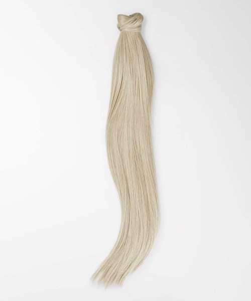Lange, blonde, geflochtene Haarklammer oder Zubehör auf weißem Hintergrund.