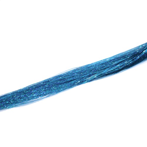 En blå, glänsande fiberliknande sträng med glitteryta, som sträcker sig diagonalt över en vit bakgrund.