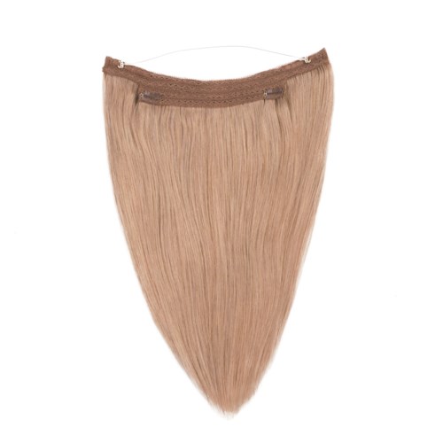 En löshårsfäste med ljusblont, rakt hår och ett brunt clips.