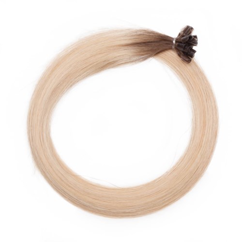 En cirkel av blont hår med en liten knut upptill.