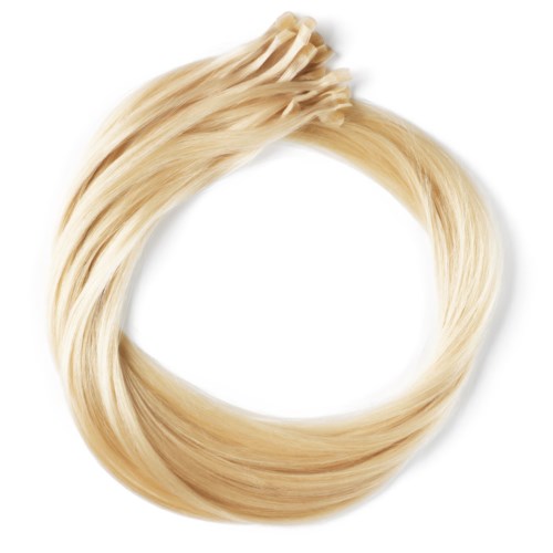 En cirkel av blonda hårförlängningar eller strån, släta och glänsande, knutna eller staplade upptill.