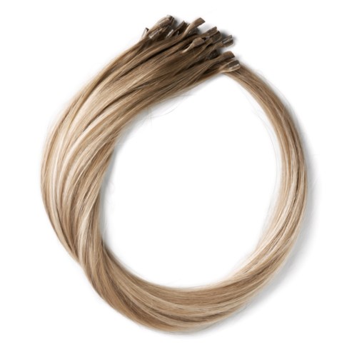 En cirkel av blont hår med den övre delen knuten. Håret är glatt och glänsande.
