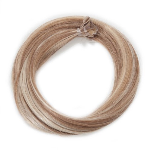 En blond peruk med ett beiget band, formad som en cirkel på en vit bakgrund.