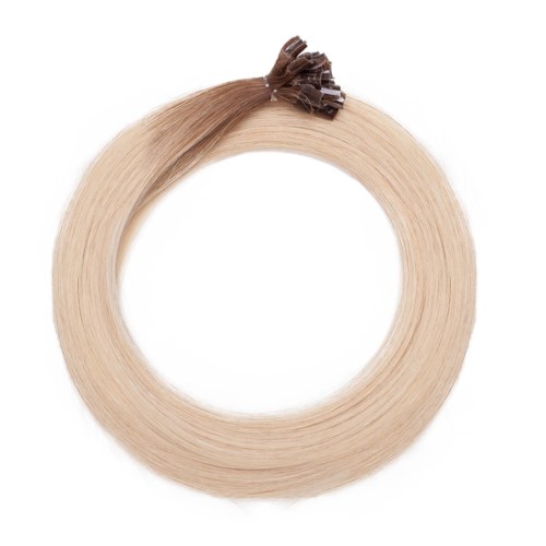 Blont hår i en cirkulär form med en liten del av mörk färg upptill.