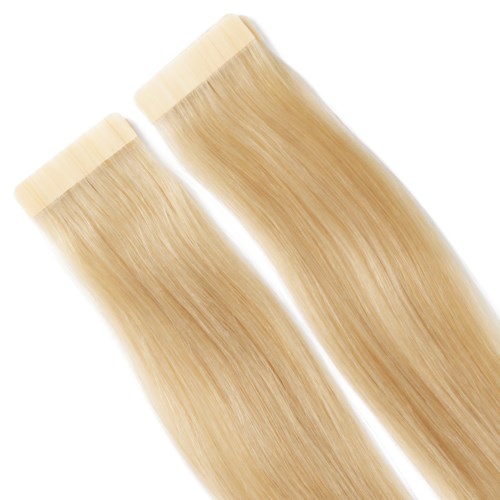 Två hårförlängningar med blond färg och rakt hår. De har vita fästen och ser glansiga ut.