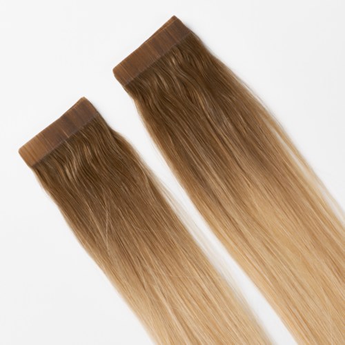Lange, lige, blonde hårforlængelsesstykker med en mørkere brun stribe øverst.