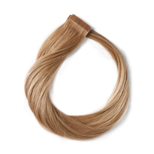 En blond hårforlænger eller parykstykke, stylet i en løs krølning, med en glat tekstur.