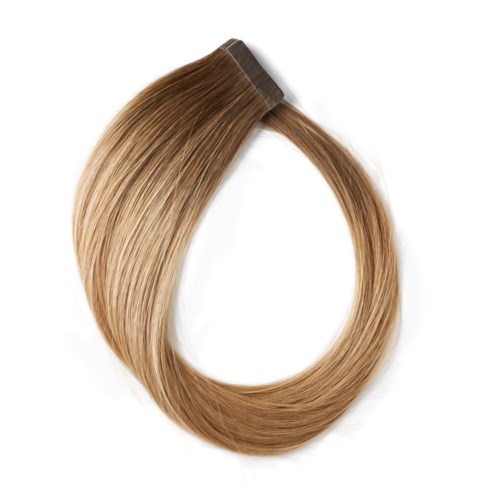 En blond hårforlængelse med klemme i toppen, formet som en løkke med glat, lige hår.