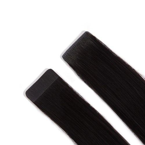 To sorte hårforlængelser eller extensions med glat, skinnende tekstur, placeret på en hvid baggrund.
