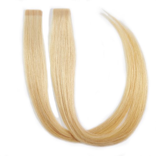 To blonde hårforlængelser og et enkelt hårstrå, alle glatte og skinnende.