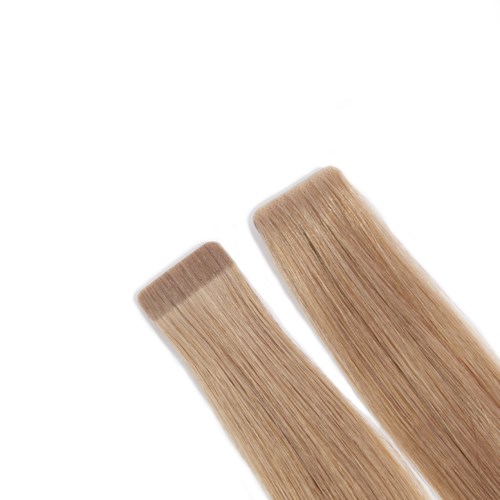 To blonde extensions eller klips med lige hår, placeret på en hvid baggrund.